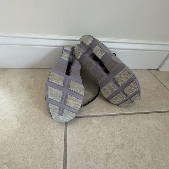 On Running Light Purple Sneakers with Navy Details - Picture 6 of 6